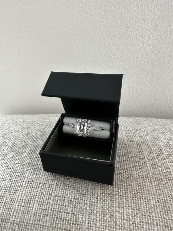 LEO A***A様 THE LEO Diamond Engagement Ring 1-1/4 ct tw Emerald & Round