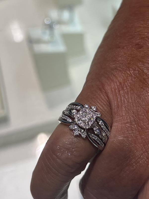 THE LEO Diamond Princess-Cut Twist Shank Engagement Ring 1/2