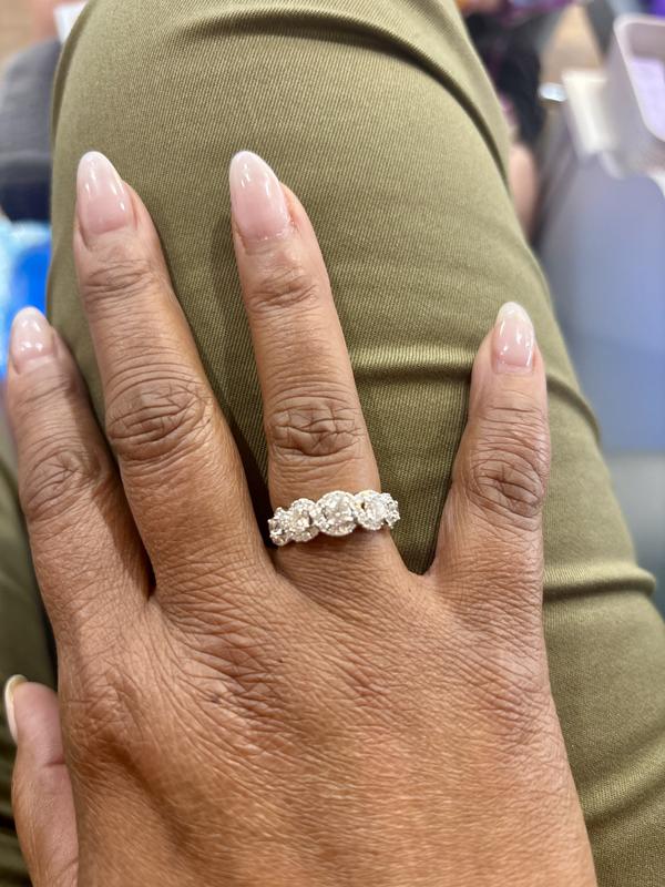 THE LEO Diamond Ring 1-1/2 ct tw Round-cut 14K White Gold | Kay