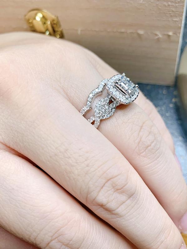タマリダーツ　ホワイトゴールド 1-1/2 CT. T.W. Princess-Cut Diamond Frame Vintage-Style