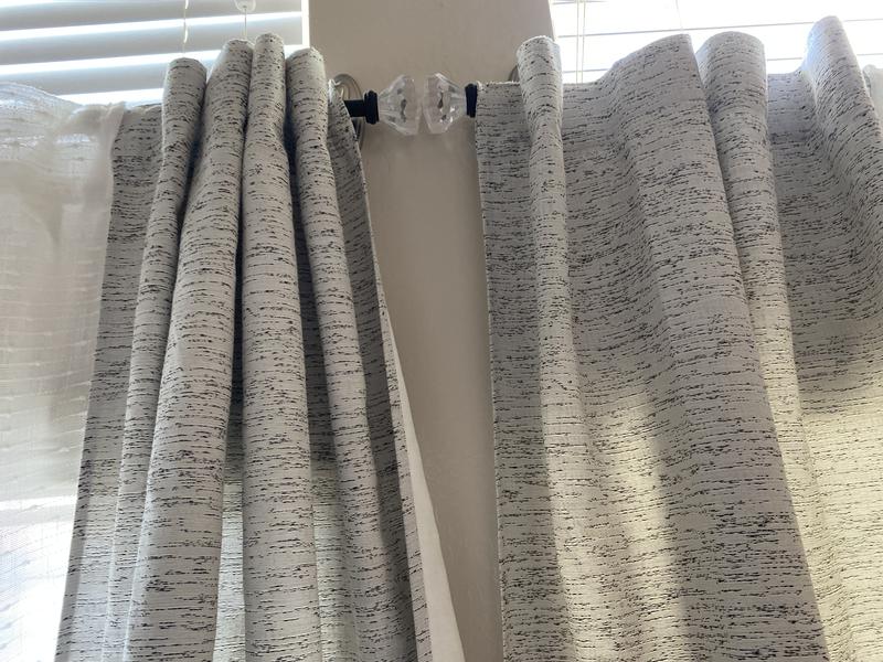 How to hang curtains with command strips! No tools required, no