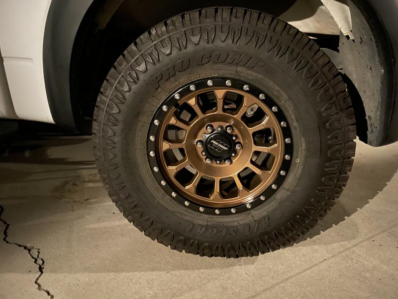 pro-comp-34-series-rockwell-wheel-17x8-5-with-6-on-135-bolt-pattern