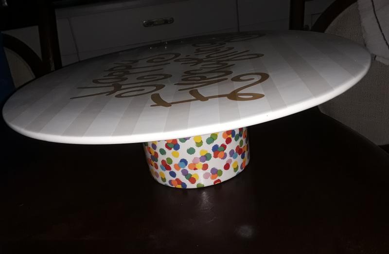 Side view of stand with confetti.