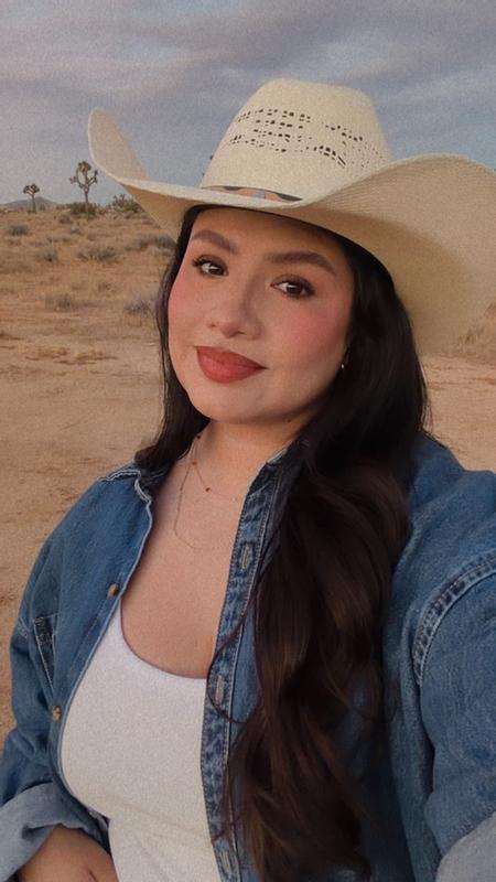Customer photo for "Blurring but glowy effect in a long lasting formula."