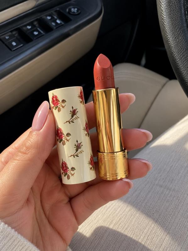 Customer photo for "A timeless and feminine lipstick that makes a statement! 🌹✨"