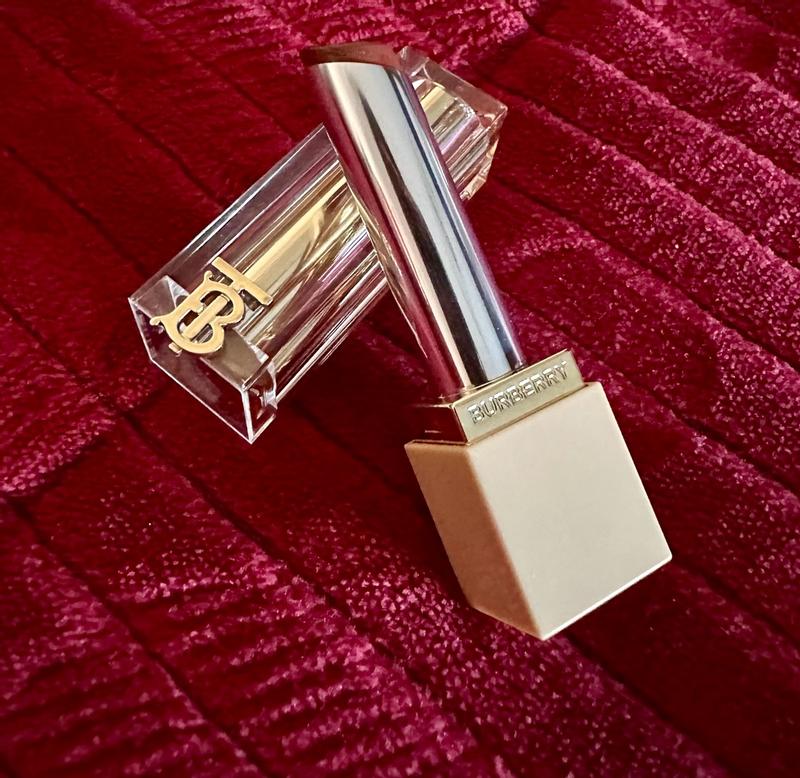 Customer photo for "A very comfortable to wear lipstick"