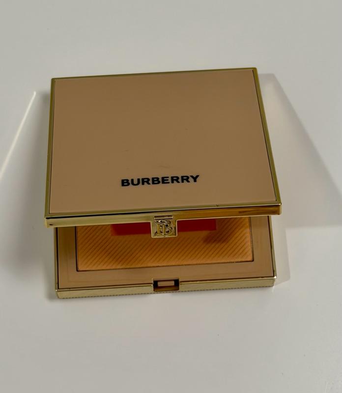 Customer photo for "Flawless finish with a touch of luxury ✨🤍 #BurberryBeauty"