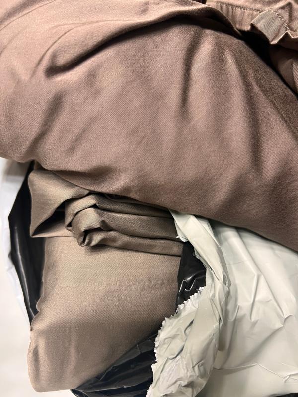 Customer photo for "Comforter cover does not match sheets"