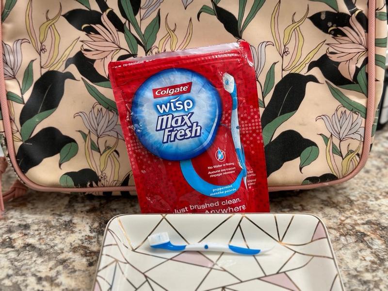 Colgate Max Fresh Wisp Disposable Mini Travel Toothbrushes