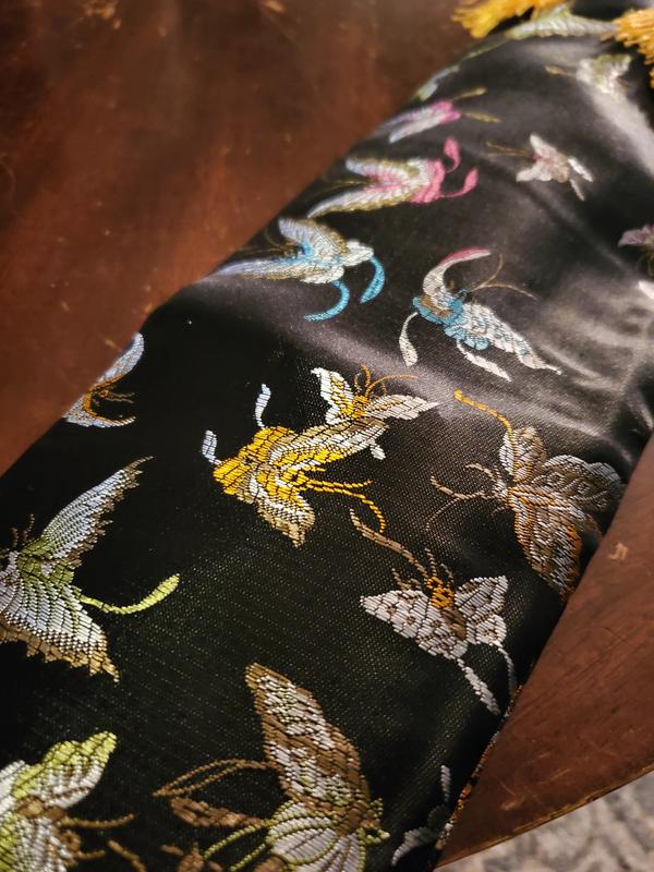 Sorry for poor photo quality, pics dont do it justice!!

Embroidered sword bag