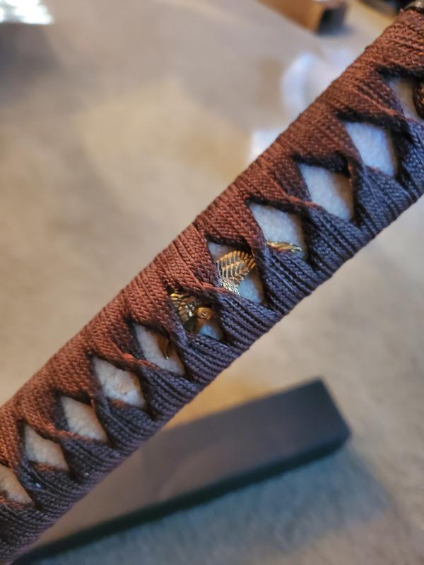 Tightly wrapped handle with menuki