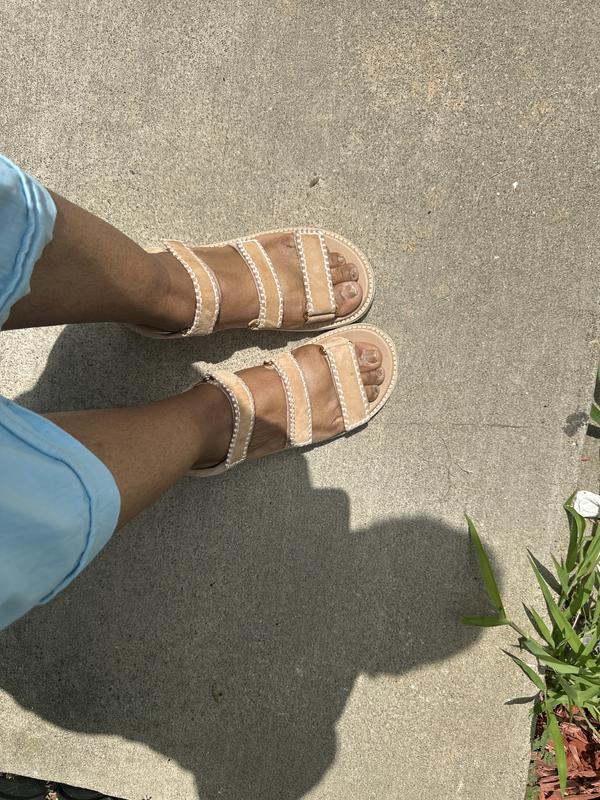 [COLE HAAN]★25SS★GRANDPRO DAYLIN WDG TRIPLE STRAP SANDALS Women's Grandprø Daylin Wedge Triple Strap Sandals in Beige