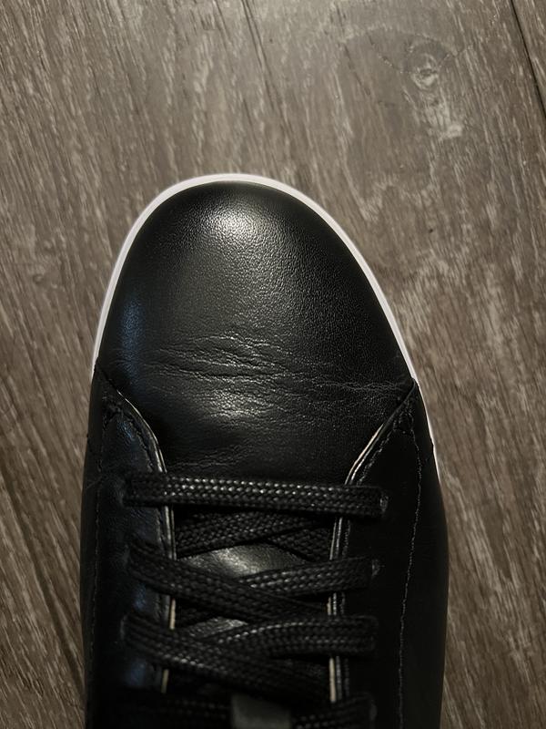 Crease on the right side. Bad quality