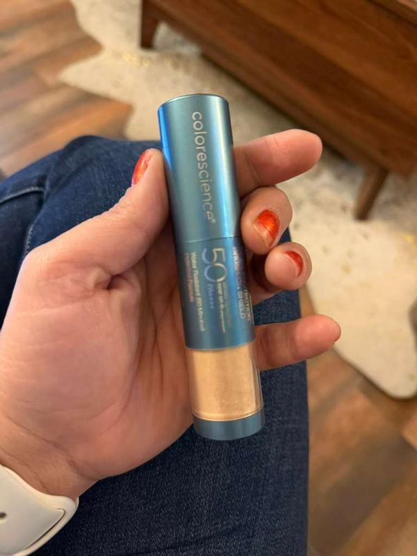 Customer photo for "The easiest way to reapply SPF on the go ☀️✨"
