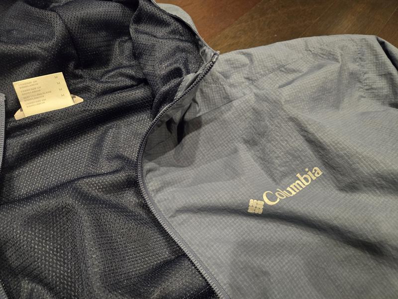 subtle micro grid is a great look.  not sure if it contributes to the very slight seersucker effect, but the fabric has a tiny bit of texture which I feel can only help with ventilation along with the full mesh lining.
