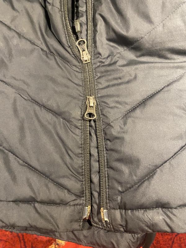 manteau attaché, fermeture du bas relevée