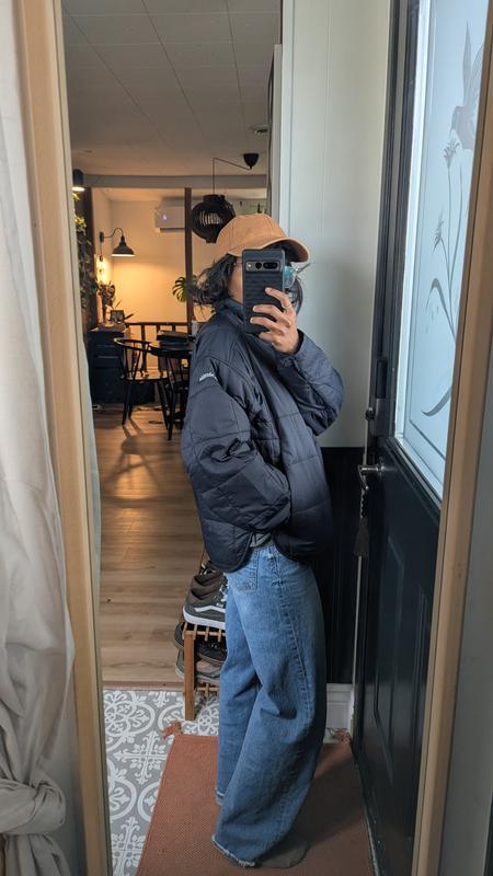 Pockets have zippers