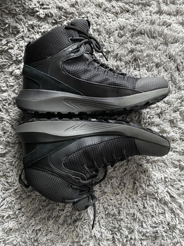 Beaucoup des imperfections dans les finitions, regarder les inégalités entre les deux boots