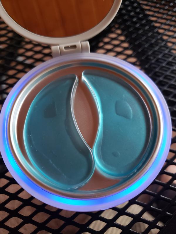 The travel chilling case gets cold fast.