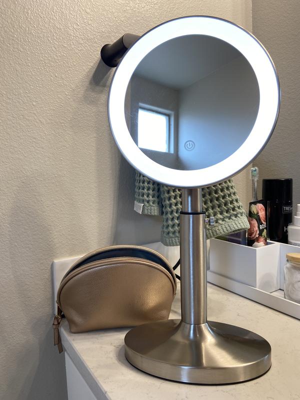 Telescoping makeup mirror with outlet light