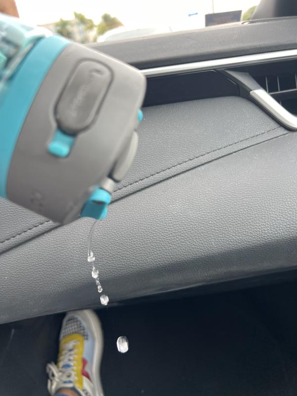 Close lid, when tilted spill a stream of water