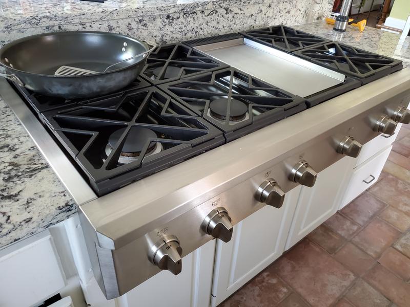 Café™ 48 Commercial-Style Gas Rangetop with 6 Burners and Integrated  Griddle (Natural Gas) - CGU486P3TD1 - Cafe Appliances