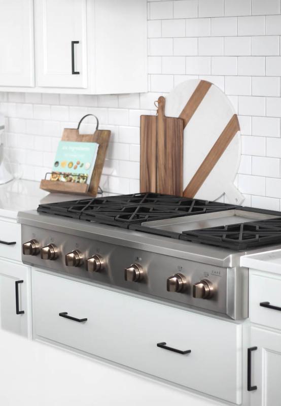 Cafe - CGU486P2TS1 - Café™ 48 Commercial-Style Gas Rangetop with 6 Burners  and Integrated Griddle (Natural Gas)-CGU486P2TS1