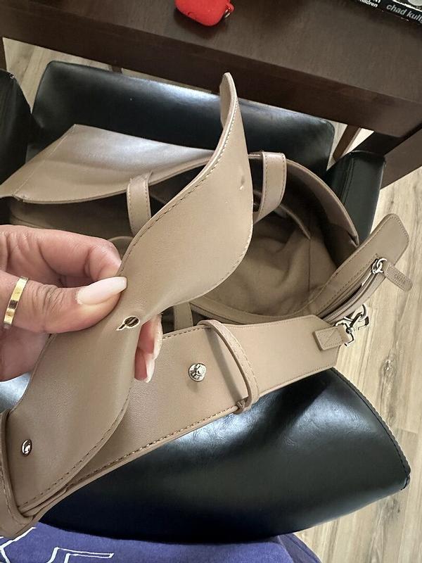 Customer photo for "Amazing bag, but strap keeps releasing"