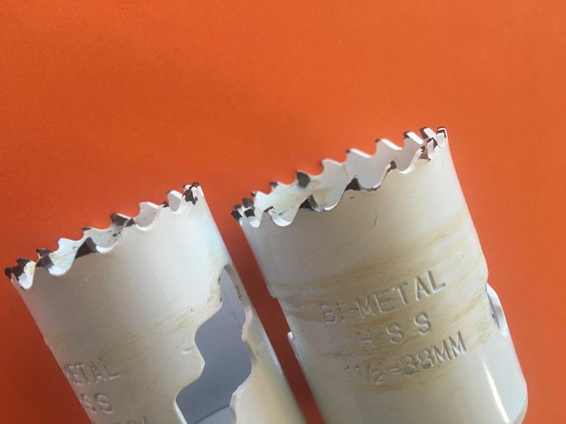 La peinture s'est écaillée dès la première coupe. Voici le résultat après seulement 3 perçages (coupes dans des planches de mélanine et de pin).