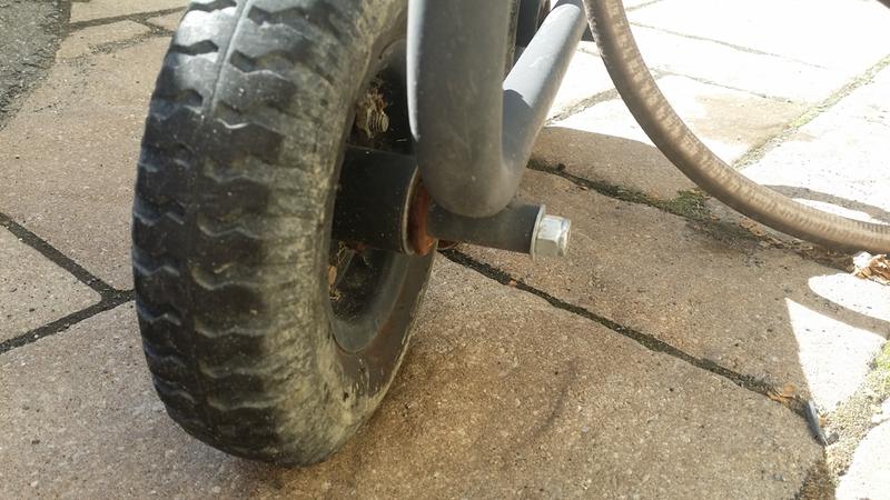 J'ai ajouté un gros ''Washer'' (il n'est pas en stainless) en installant les roues et lubrifier à chaque année, elles sont toujours bien solide.