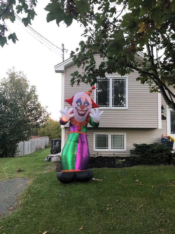 Clown in daylight