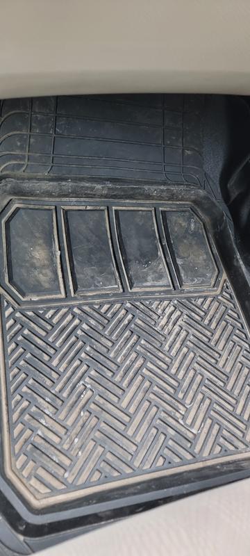 They dont hold water. It leaks on carpet