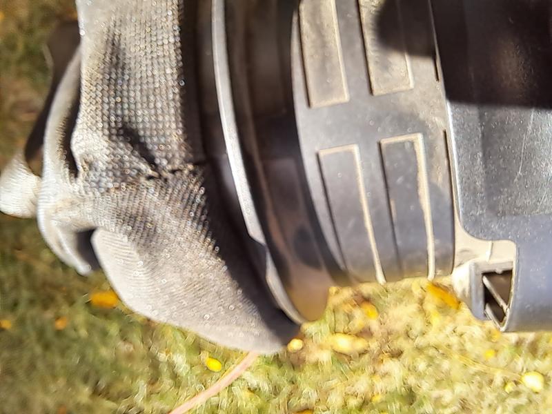 Line up top of bag seam with centre mark on exhaust.