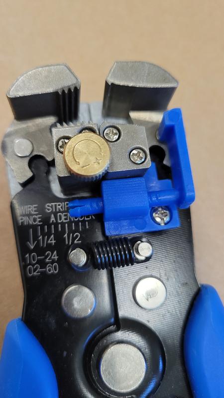 Adjustment nut and length adjuster