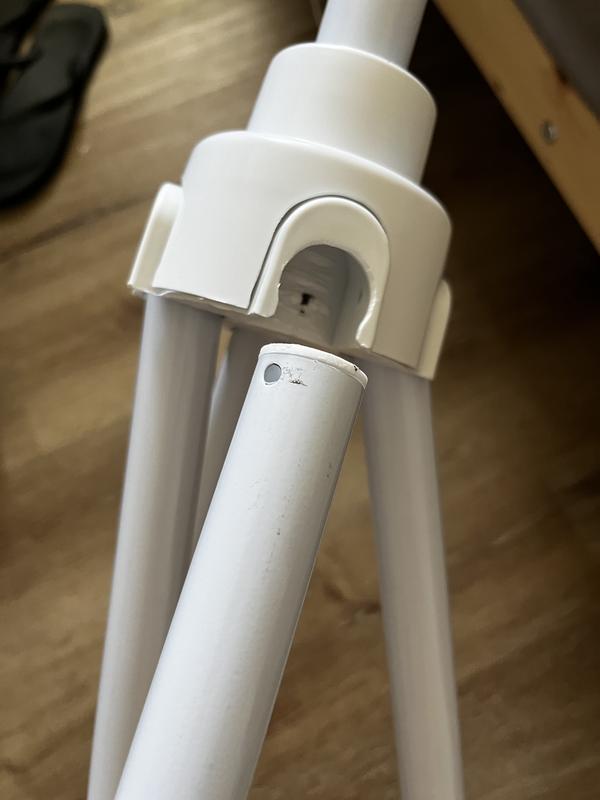 Pieds avec fixations manquantes