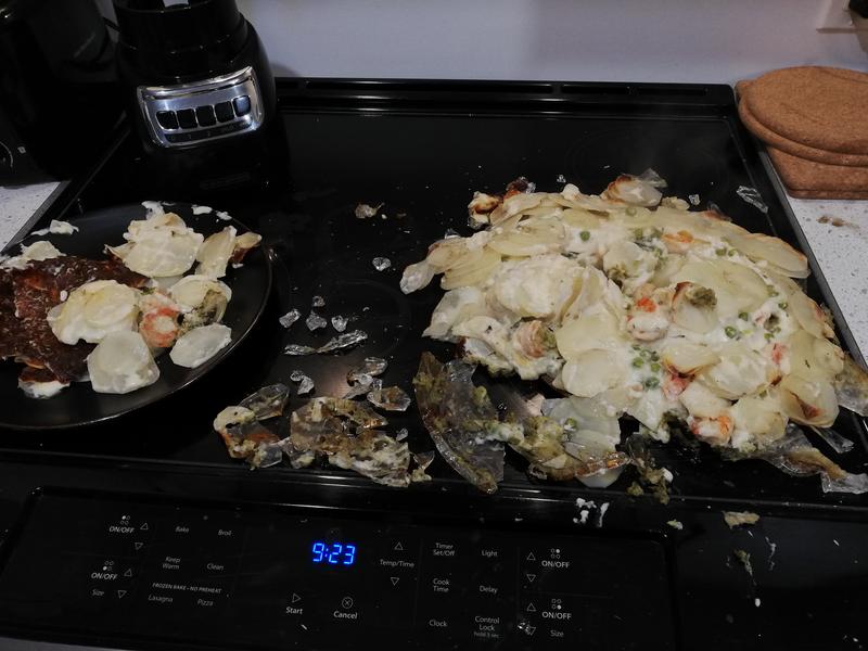 Plat moule à tarte explosé, sur une assiette en liège.