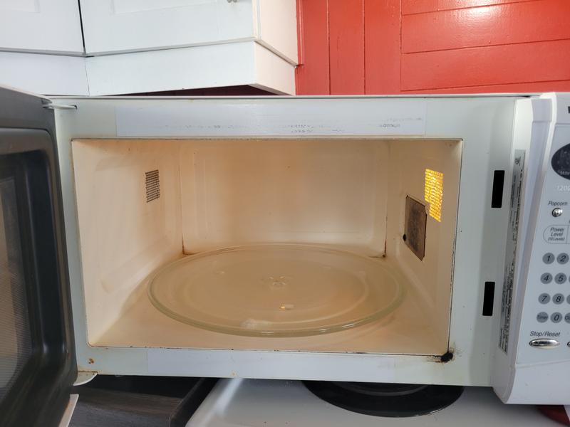 Intérieur blanc plus éclairé de mon vieux micro-onde panadonic