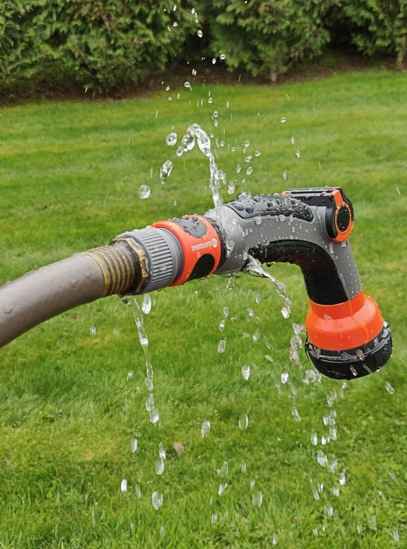 Nozzle is bad at keeping water inside when closed.