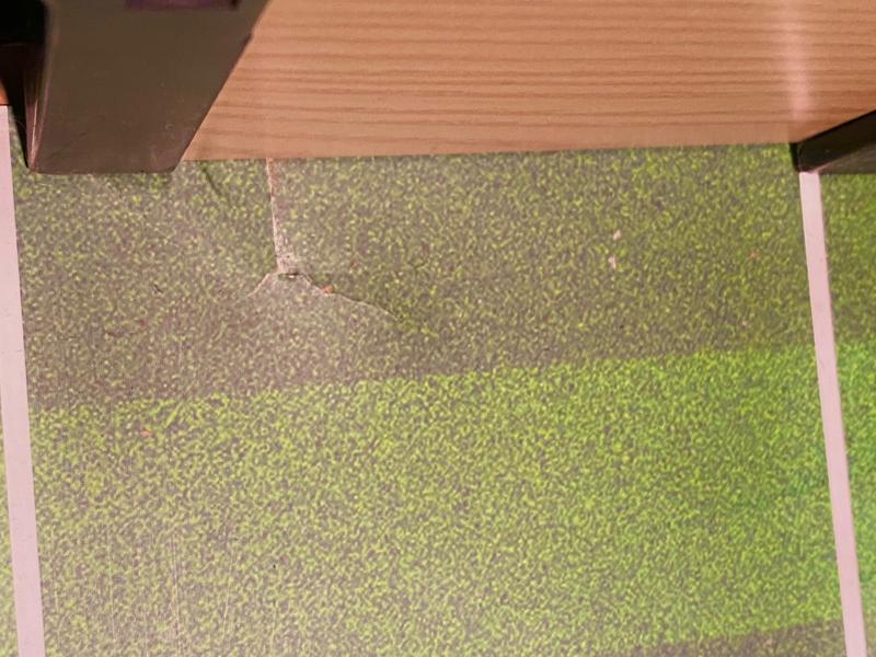 La surface de soccer est pratiquement faite en carton et est facilement endommageable