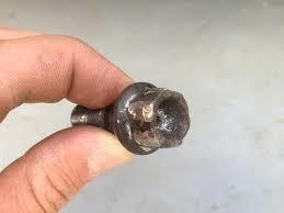 ecrou avec une emprise inadquoitee