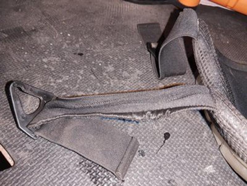 You can see how the top strap's bunching. Both knee pads are like this now.