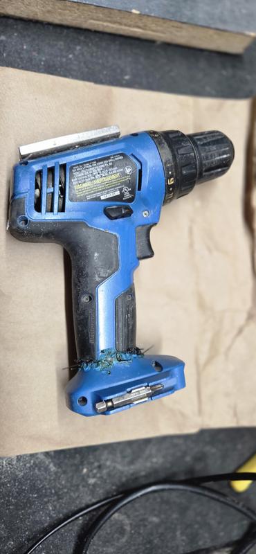 Après plusieurs chutes, la base a cassé mais elle fonctionne encore.