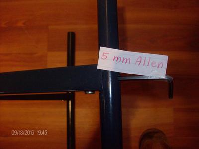 Horizontal foot on floor at Vertical leg