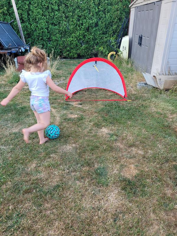 The Lotto pop up soccer net is a great way to practice your skills or have a quick game, its easy to pop up, have a game, then fold it up and take it home.
