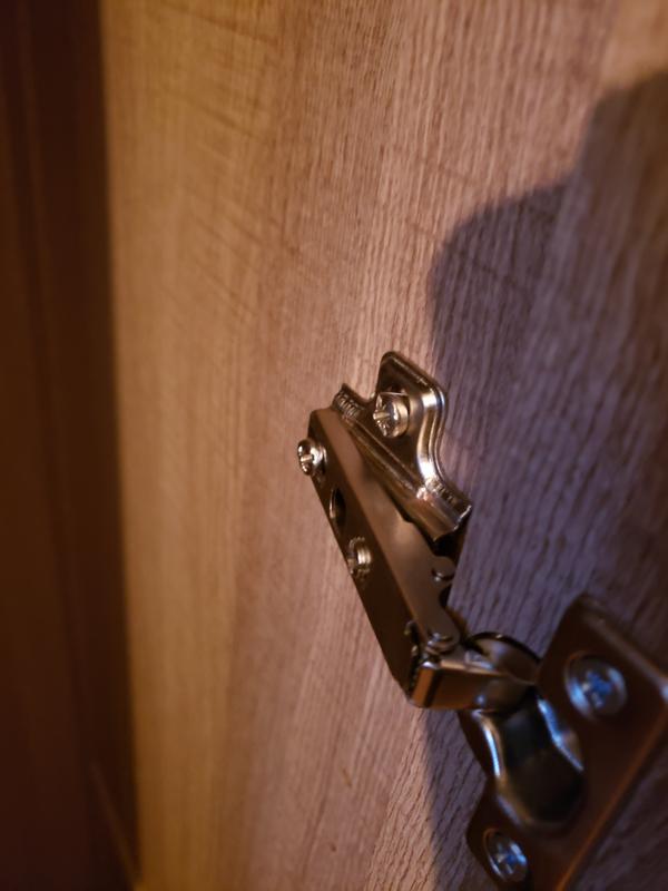 À cause des mauvaises pièces, la porte droite arrivait par dessus la gauche.