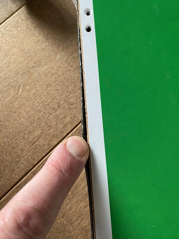 Le bord de la surface de ping-pong n'est pas adéquatement collé