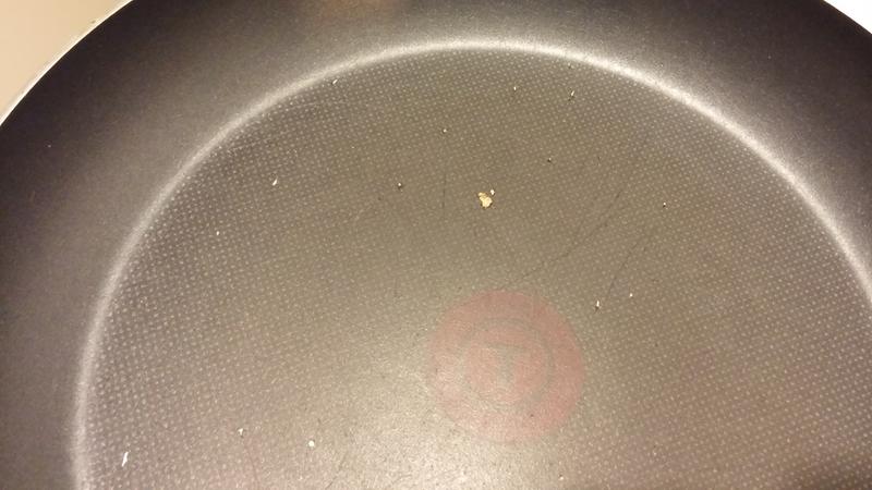 Poêle T-fal dont le revêtement anti-adhésif se décolle.