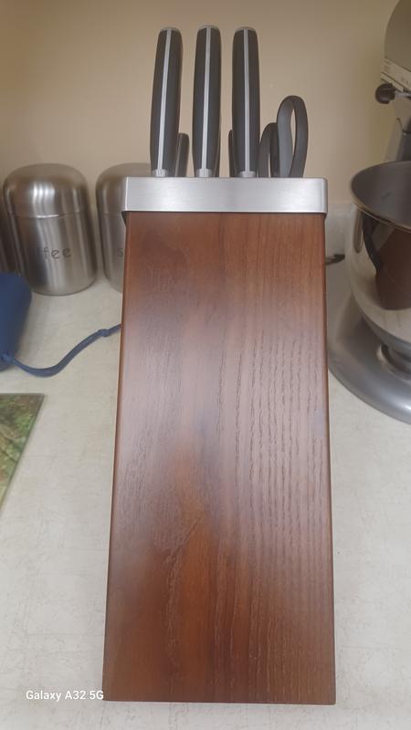 My new knife block set, looks asthetically pleasing.