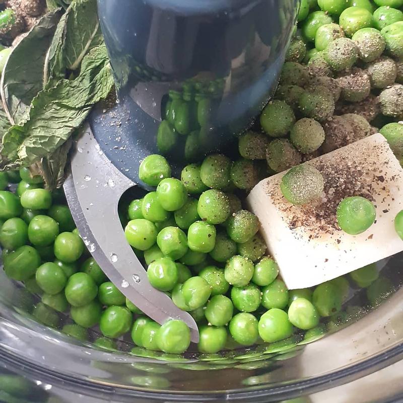Purée de pois verts sortis 10 minutes avant du congélateur