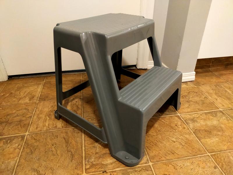 2-step stool with ribbed surface